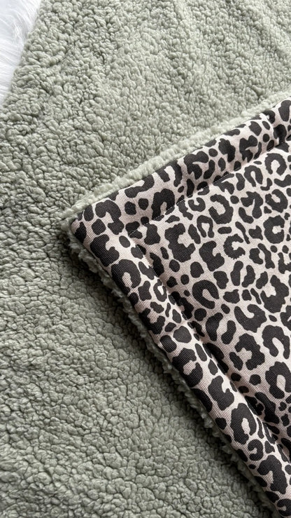 Plaid artisanal pour chien et chat motifs léopard et tissus vert uni en coton et sherpa