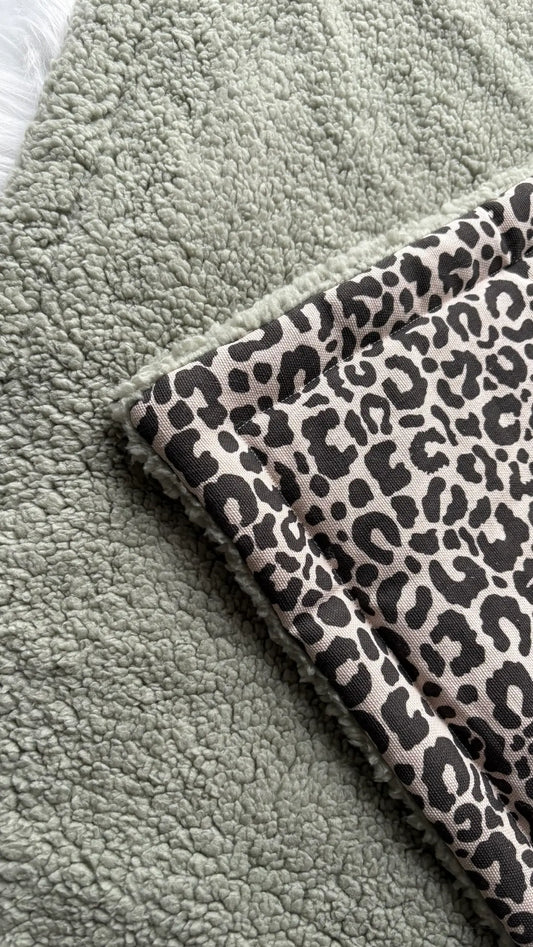 Plaid artisanal pour chien et chat motifs léopard et tissus vert uni en coton et sherpa