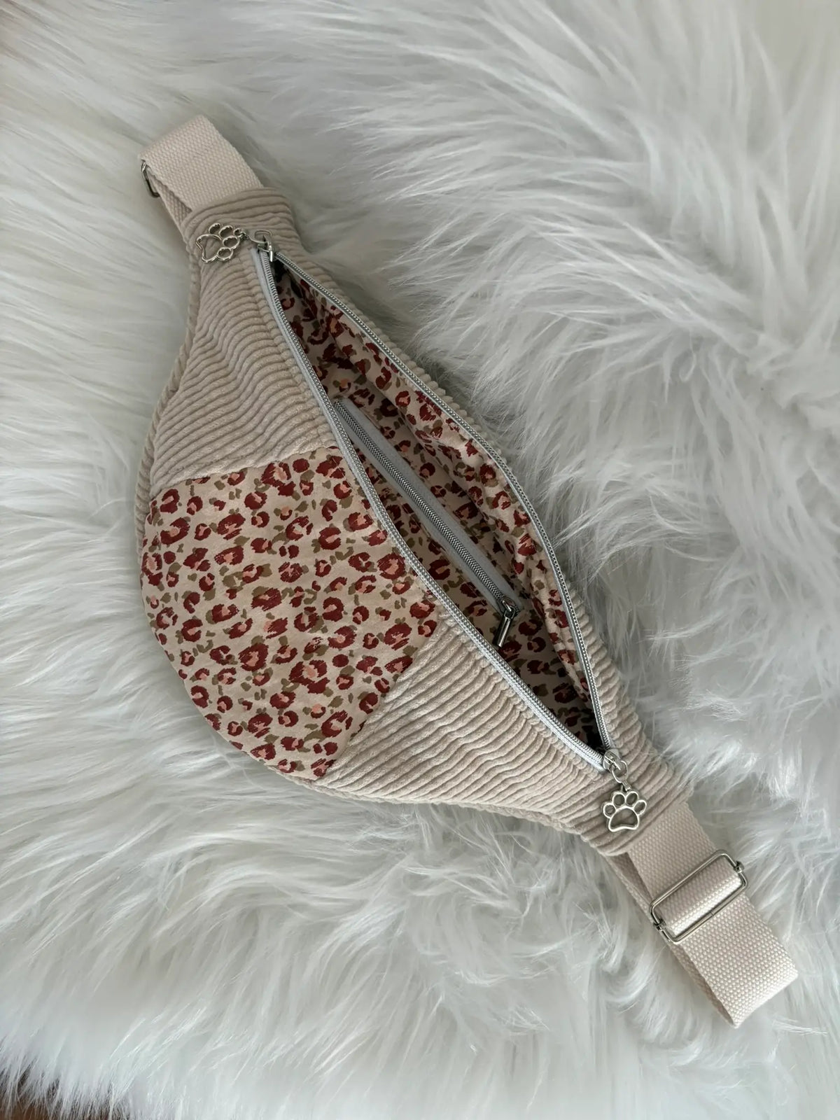 Sac banane fait main en velours cotelé beige avec découpe aux motifs léopard, entiérement doublé, deux curseurs pattes de chat, poche intérieure et finitions argentées, vue intérieure