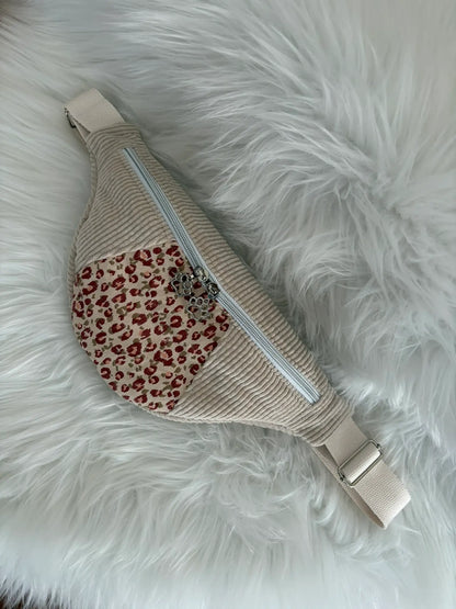 Sac banane fait main en velours cotelé beige avec découpe aux motifs léopard, entiérement doublé, deux curseurs pattes de chat, poche intérieure et finitions argentées