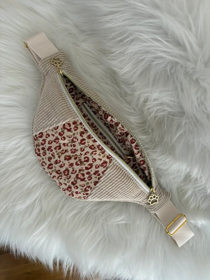 Sac banane fait main en velours cotelé beige avec découpe aux motifs léopard, entiérement doublé, deux curseurs pattes de chat, poche intérieure et finitions dorées, vue intérieure