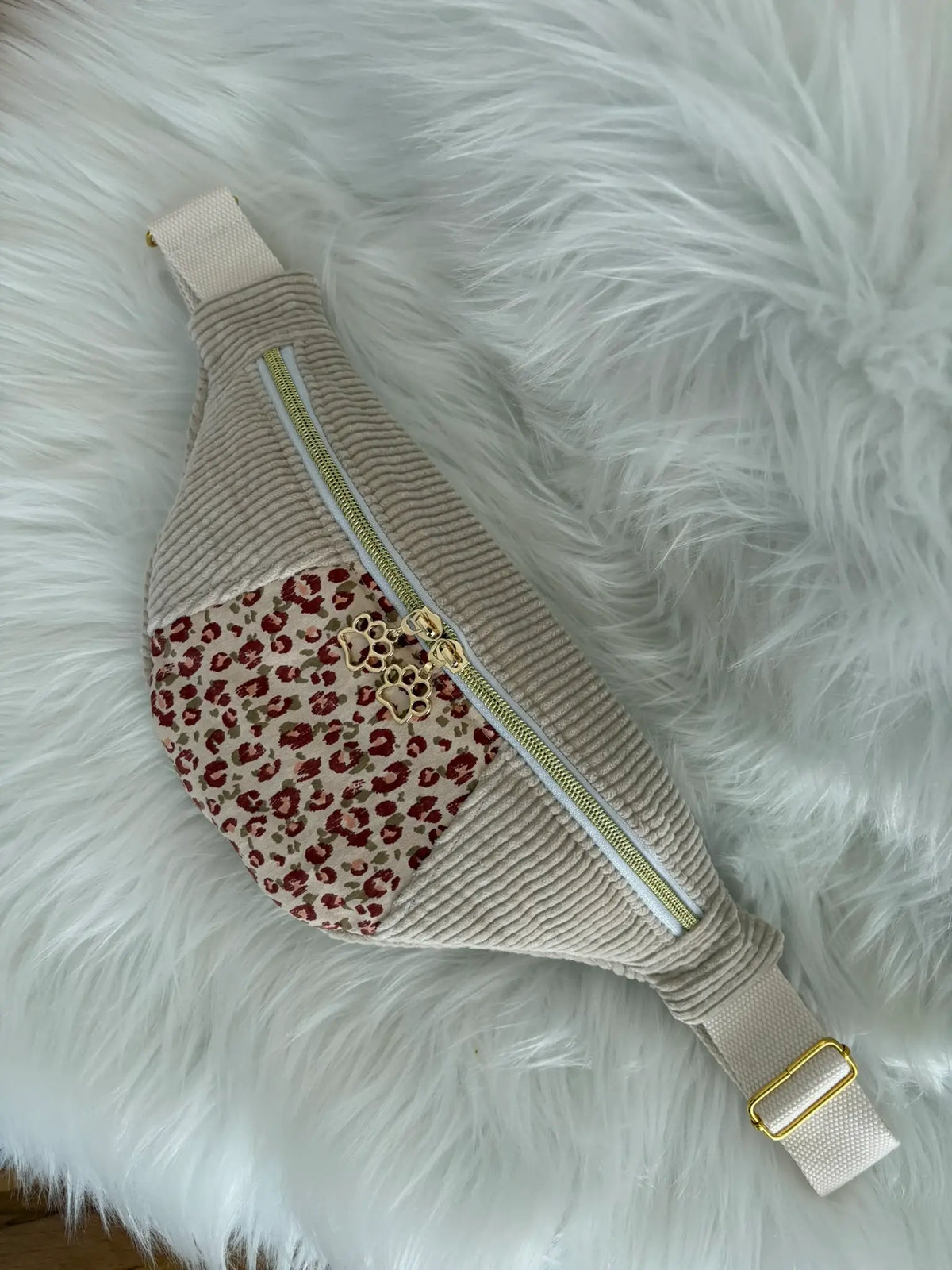 Sac banane fait main en velours cotelé beige avec découpe aux motifs léopard, entiérement doublé, deux curseurs pattes de chat, poche intérieure et finitions dorées