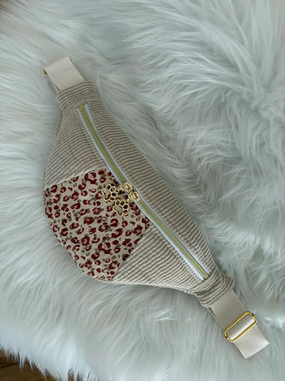 Sac banane fait main en velours cotelé beige avec découpe aux motifs léopard, entiérement doublé, deux curseurs pattes de chat, poche intérieure et finitions dorées