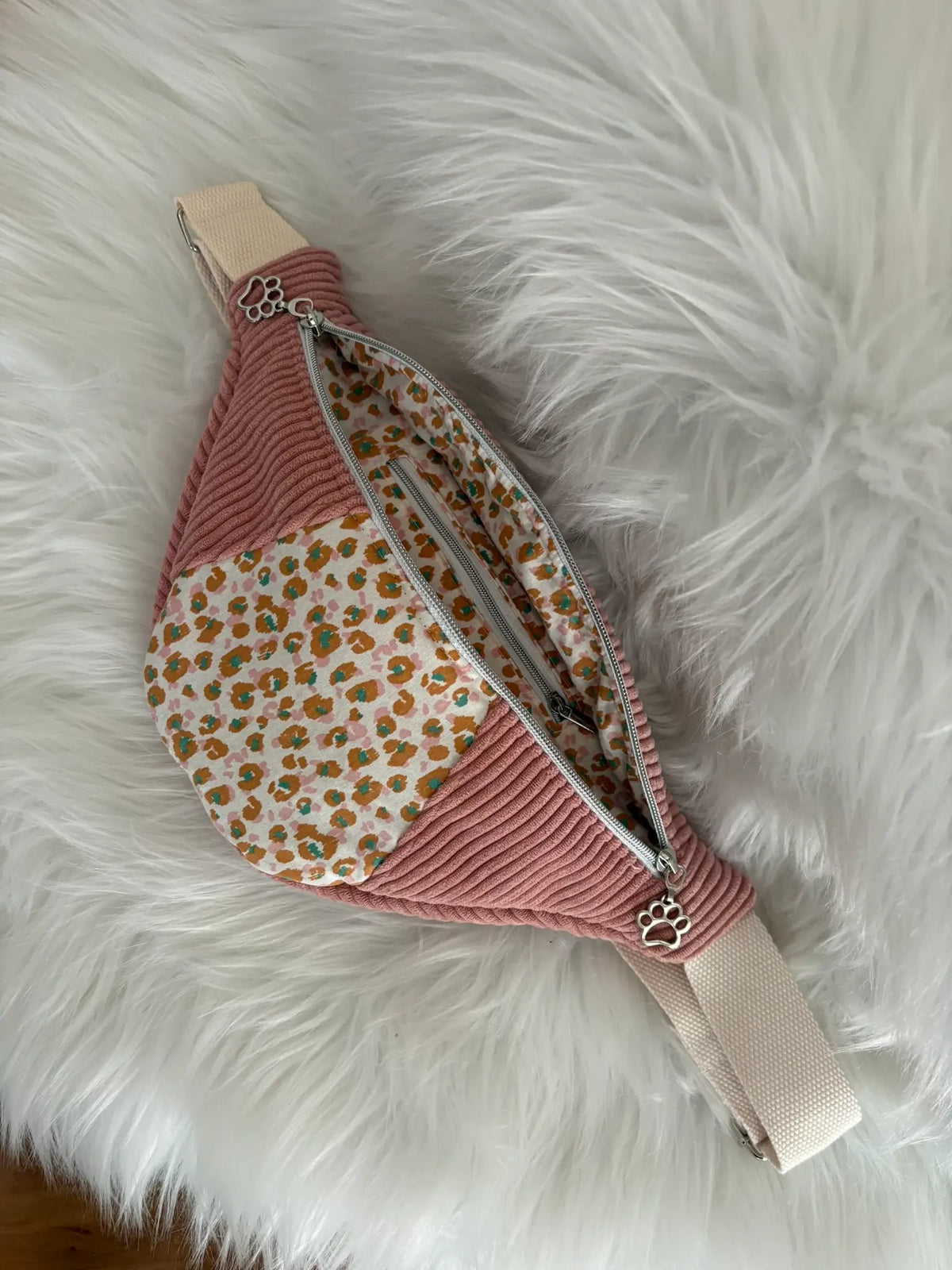 Sac banane fait main en velours cotelé rose avec découpe aux motifs léopard, entiérement doublé, deux curseurs pattes de chat, poche intérieure et finitions argentées, vue intérieure