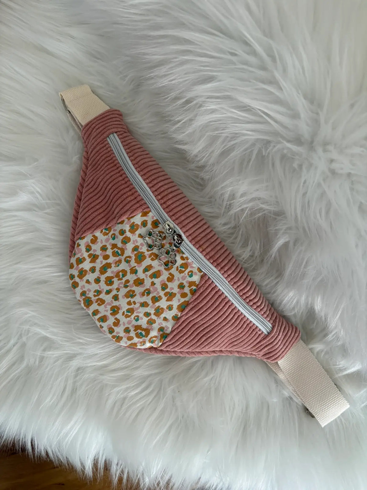 Sac banane fait main en velours cotelé rose avec découpe aux motifs léopard, entiérement doublé, deux curseurs pattes de chat, poche intérieure et finitions argentées