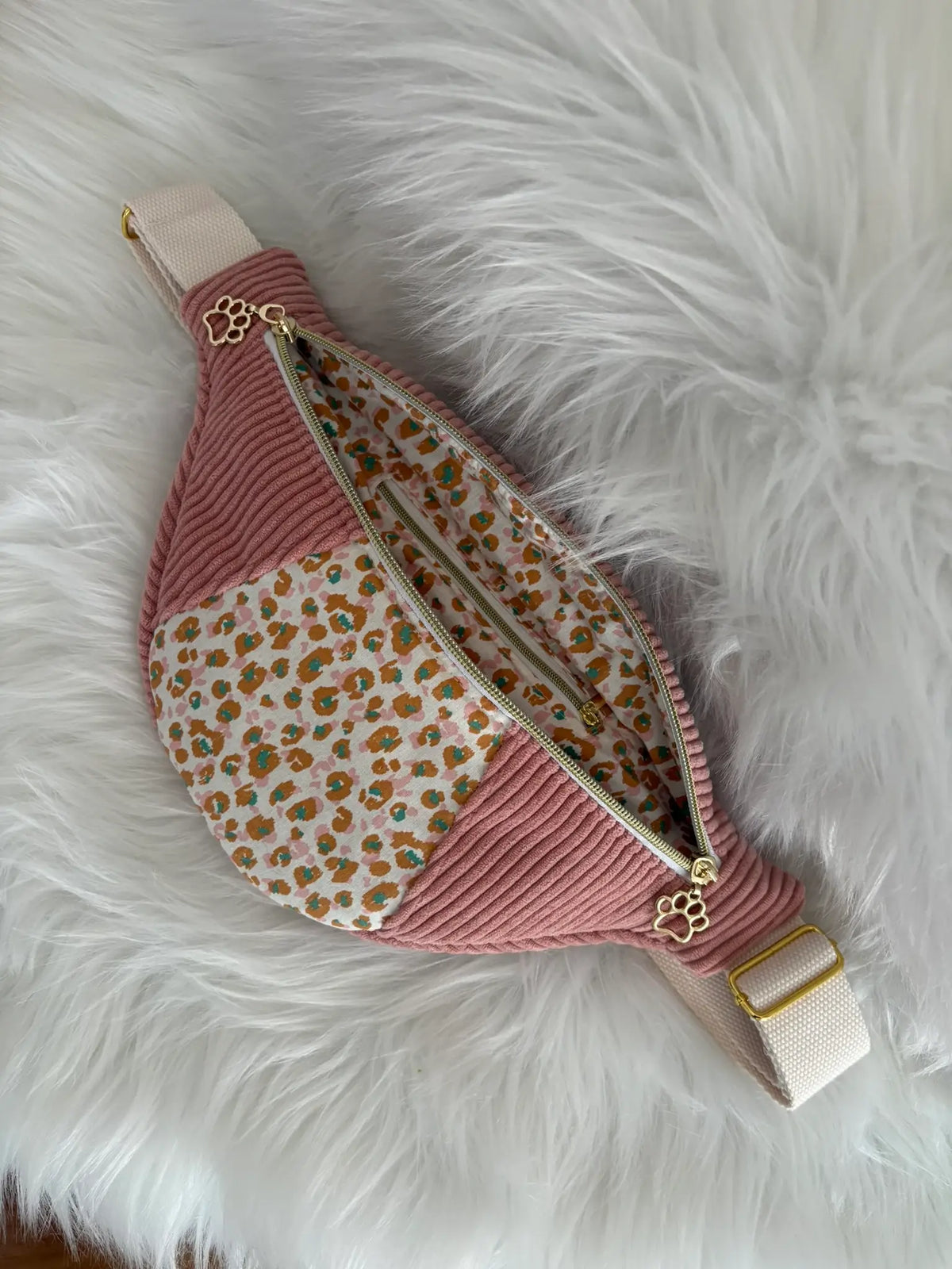 Sac banane fait main en velours cotelé rose avec découpe aux motifs léopard, entiérement doublé, deux curseurs pattes de chat, poche intérieure et finitions dorées, vue intérieure