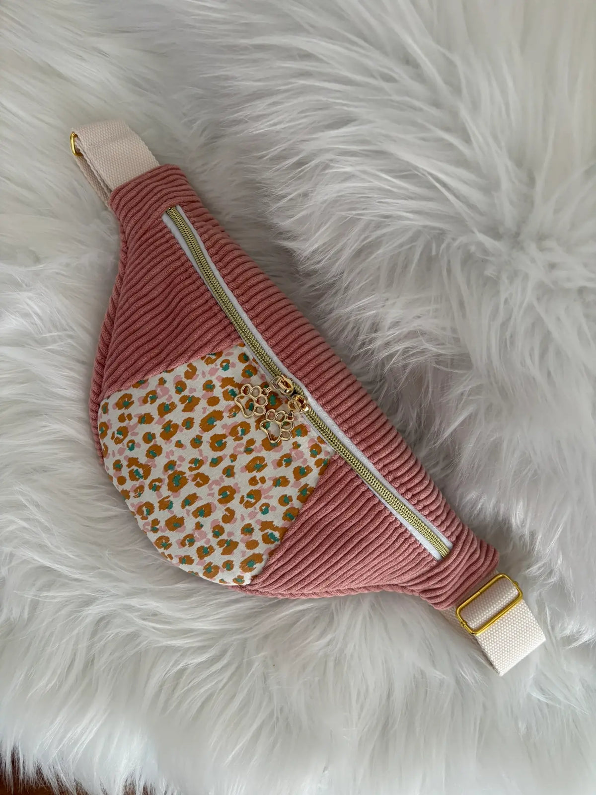 Sac banane fait main en velours cotelé rose avec découpe aux motifs léopard, entiérement doublé, deux curseurs pattes de chat, poche intérieure et finitions dorées