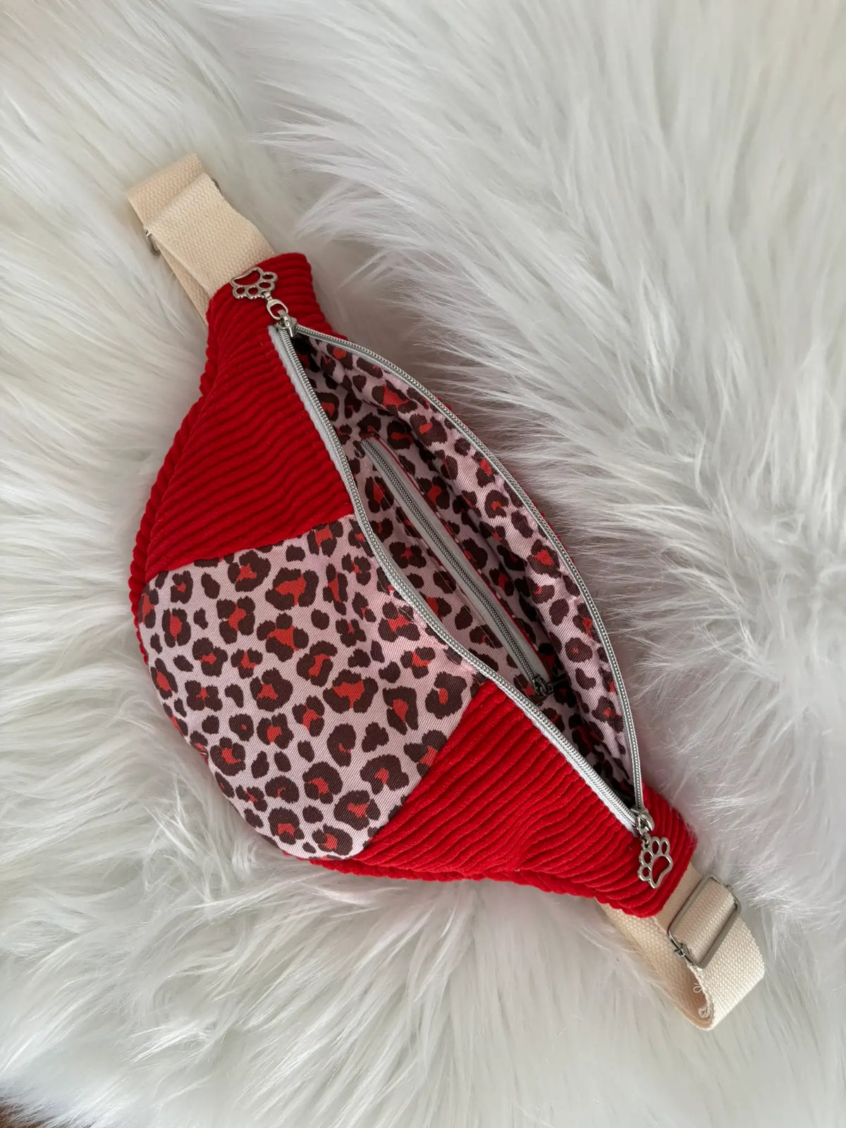 Sac banane fait main en velours cotelé rouge avec découpe aux motifs léopard, entiérement doublé, deux curseurs pattes de chat, poche intérieure et finitions argentées, vue intérieure