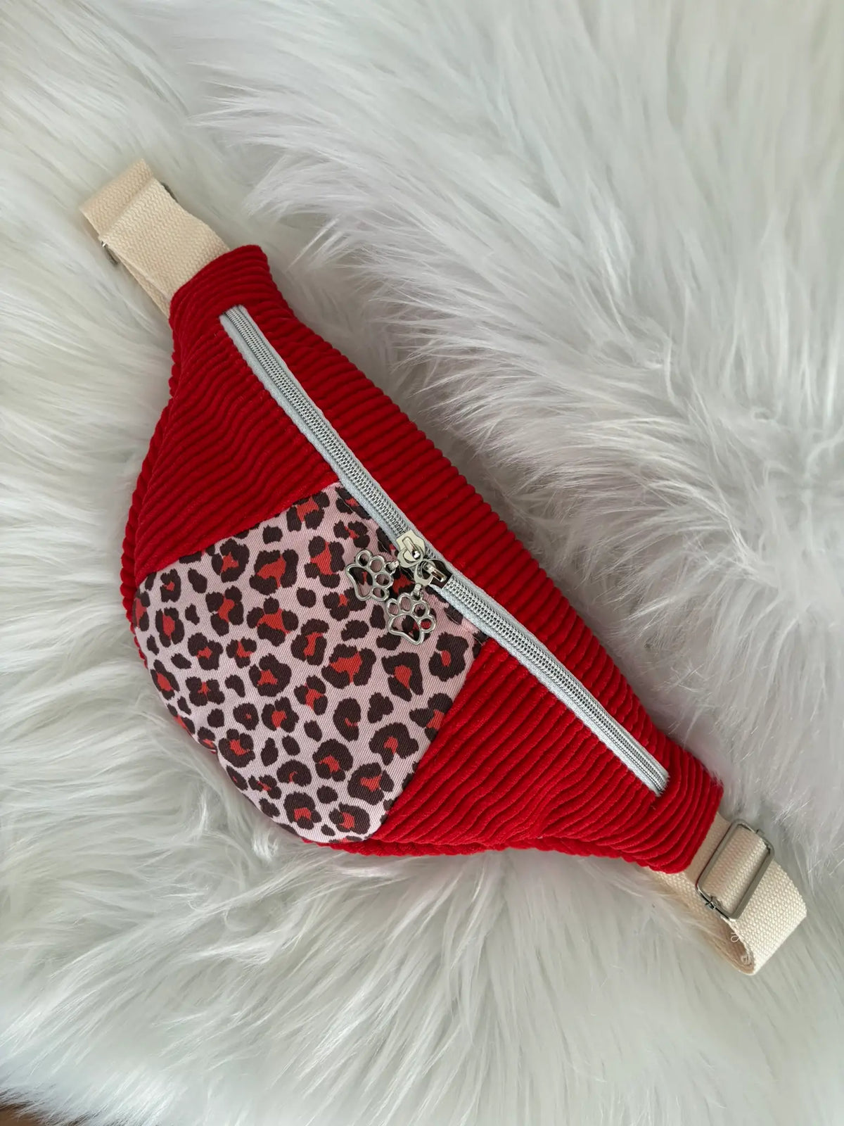 Sac banane fait main en velours cotelé rouge avec découpe aux motifs léopard, entiérement doublé, deux curseurs pattes de chat, poche intérieure et finitions argentées