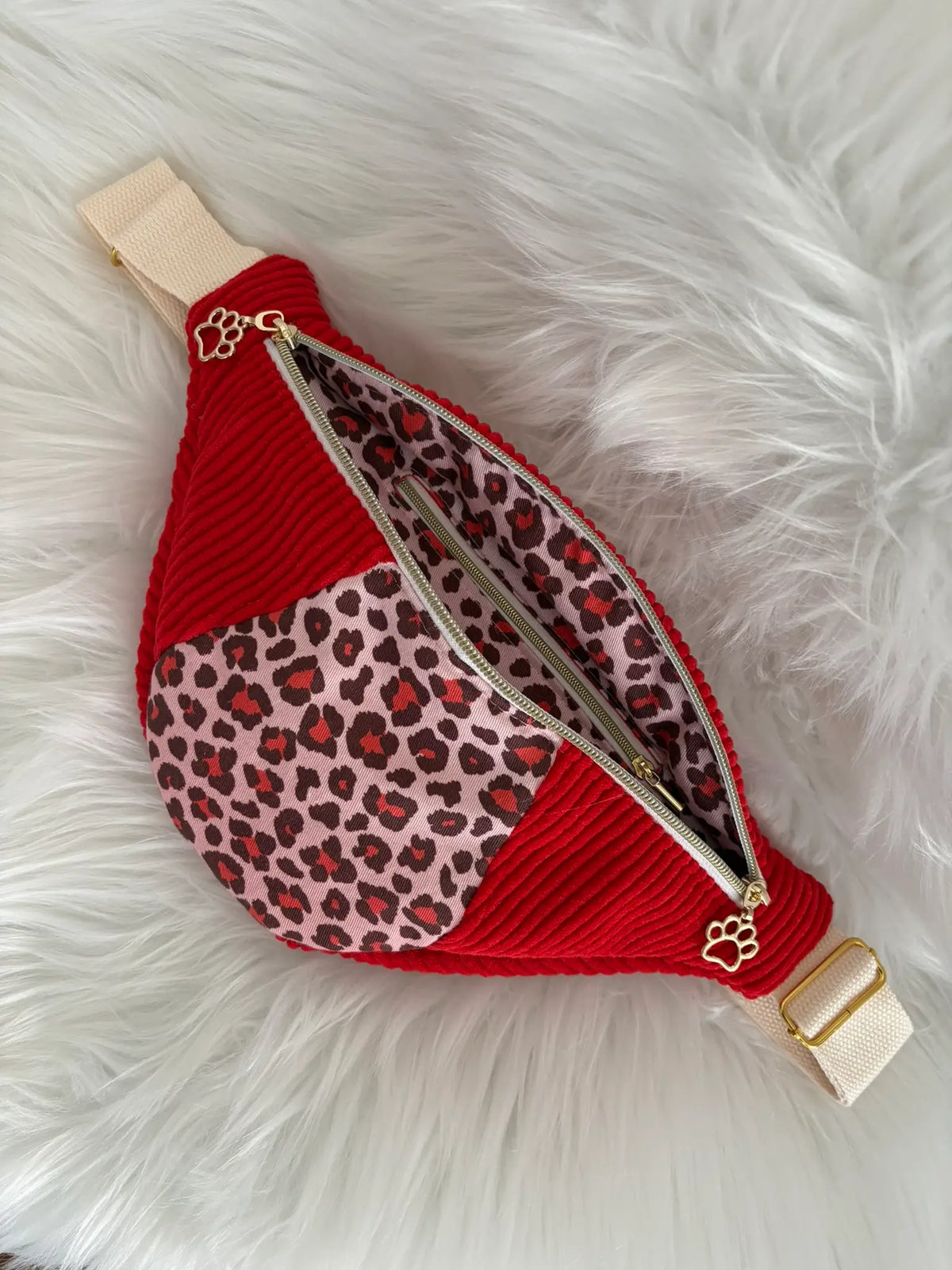 Sac banane fait main en velours cotelé rouge avec découpe aux motifs léopard, entiérement doublé, deux curseurs pattes de chat, poche intérieure et finitions dorées, vue intérieure