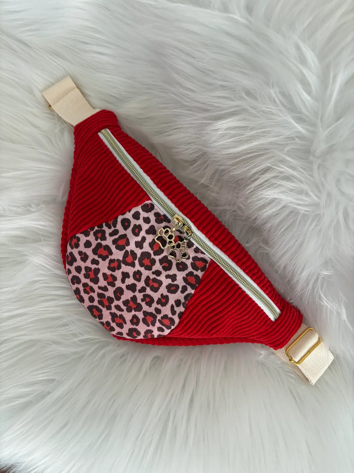 Sac banane fait main en velours cotelé rouge avec découpe aux motifs léopard, entiérement doublé, deux curseurs pattes de chat, poche intérieure et finitions dorées