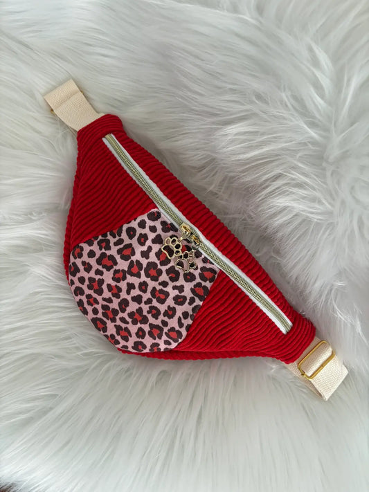 Sac banane fait main en velours cotelé rouge avec découpe aux motifs léopard, entiérement doublé, deux curseurs pattes de chat, poche intérieure et finitions dorées