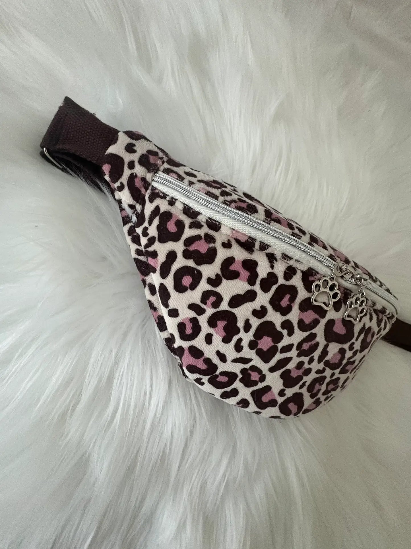 Sac banane fait main aux motifs léopards marrons et roses, avec fermeture éclair et deux curseurs pattes de chat argentés