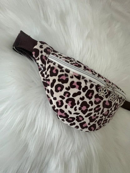 Sac banane fait main aux motifs léopards marrons et roses, avec fermeture éclair et deux curseurs pattes de chat argentés