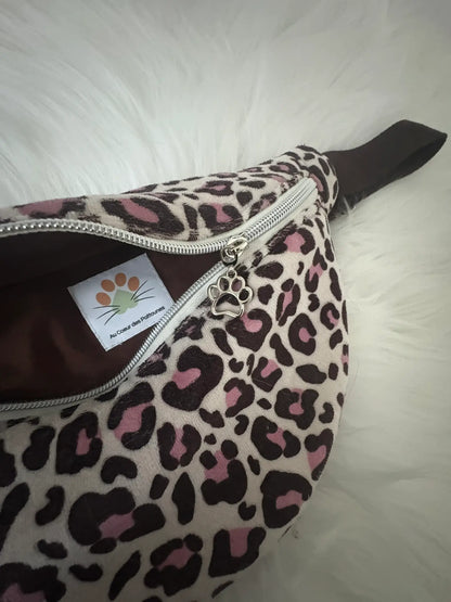 Sac banane fait main aux motifs léopards marrons et roses, avec fermeture éclair et curseurs pattes de chat argentés, doublure marron