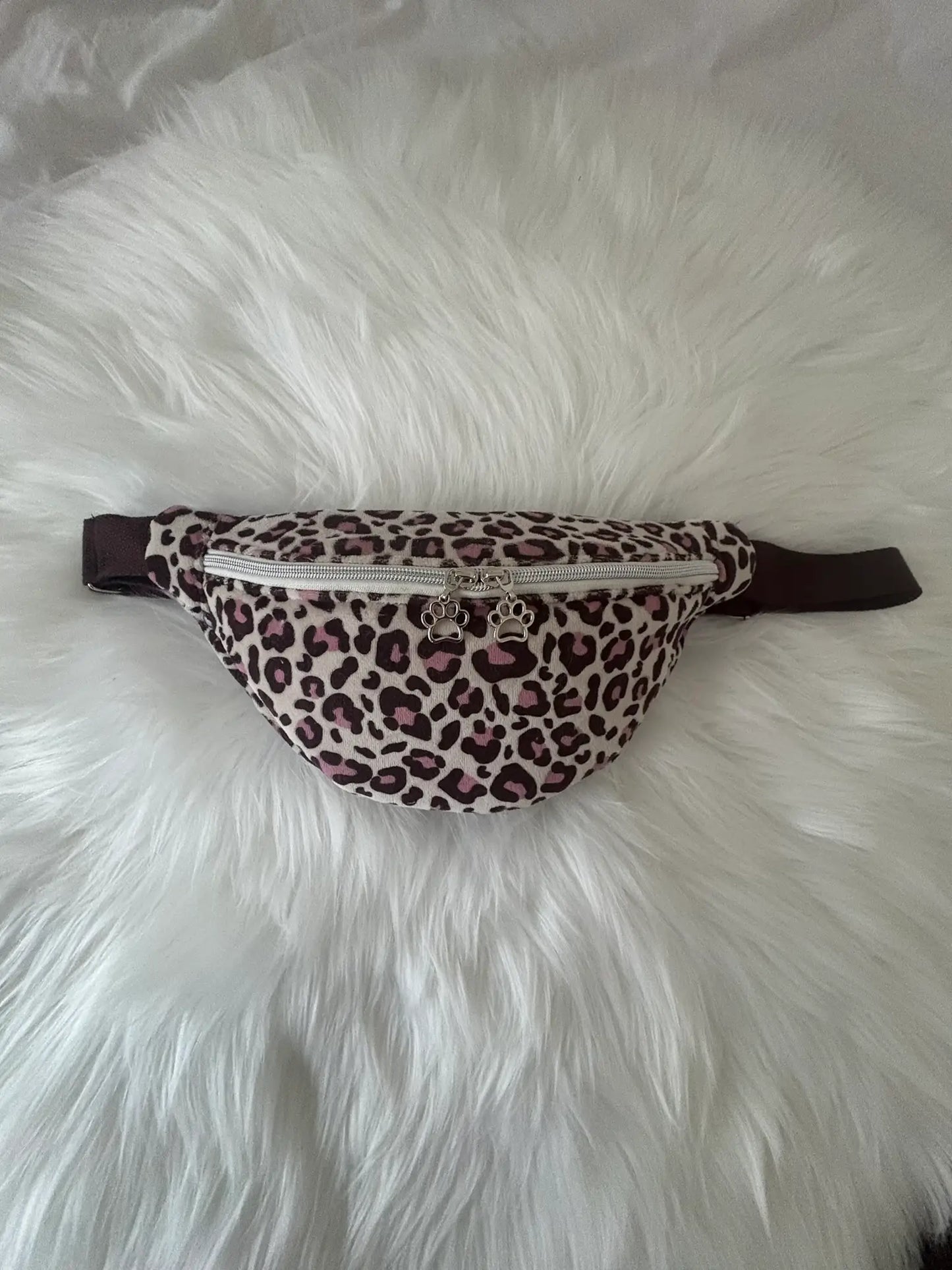 Sac banane fait main aux motifs léopards marrons et roses, avec fermeture éclair et curseurs pattes de chat argentés