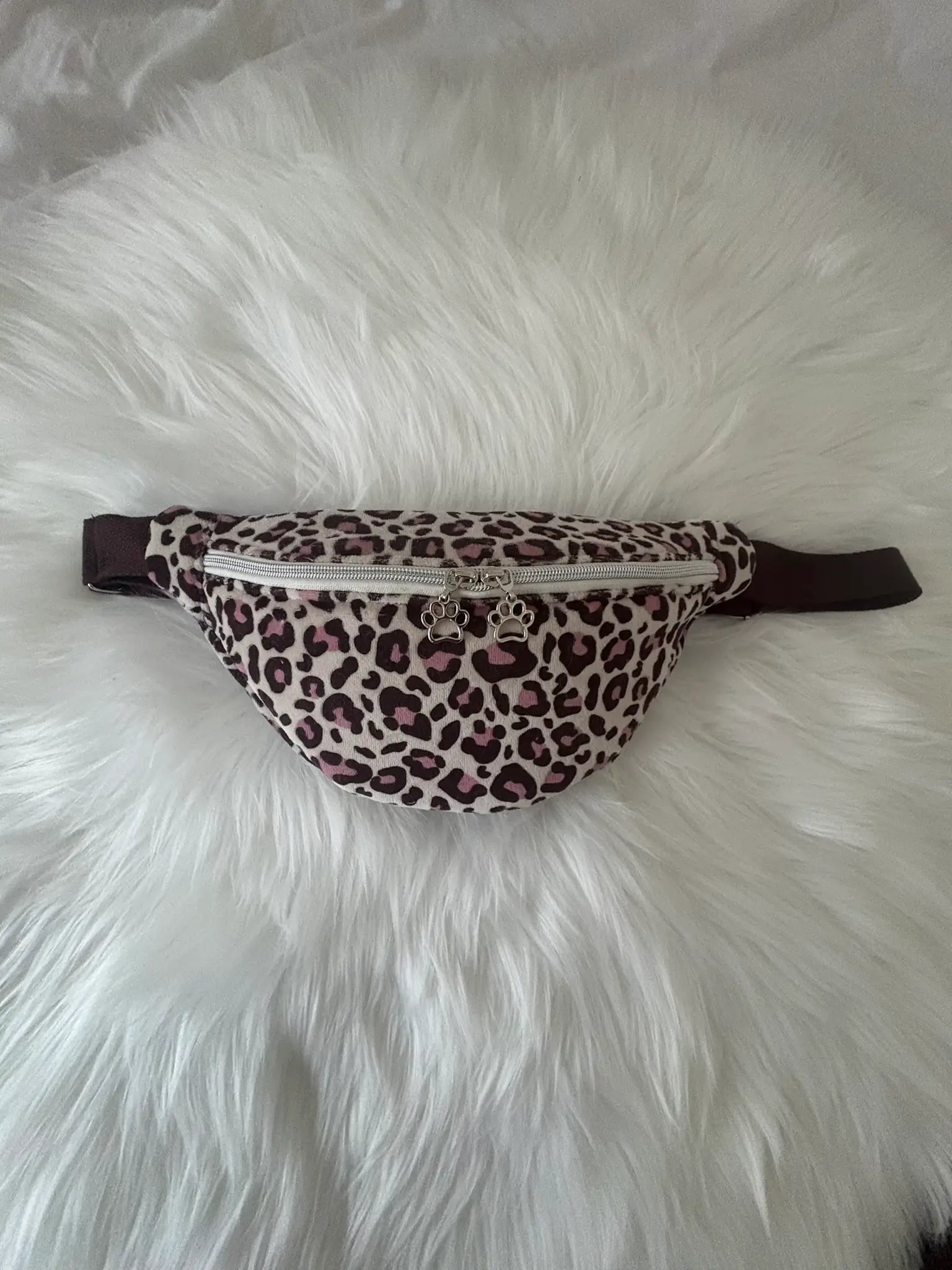 Sac banane fait main aux motifs léopards marrons et roses, avec fermeture éclair et curseurs pattes de chat argentés