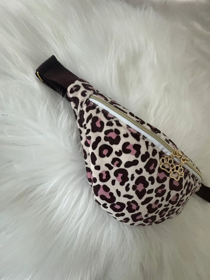 Sac banane fait main aux motifs léopards marrons et roses, avec fermeture éclair et deux curseurs pattes de chat dorés