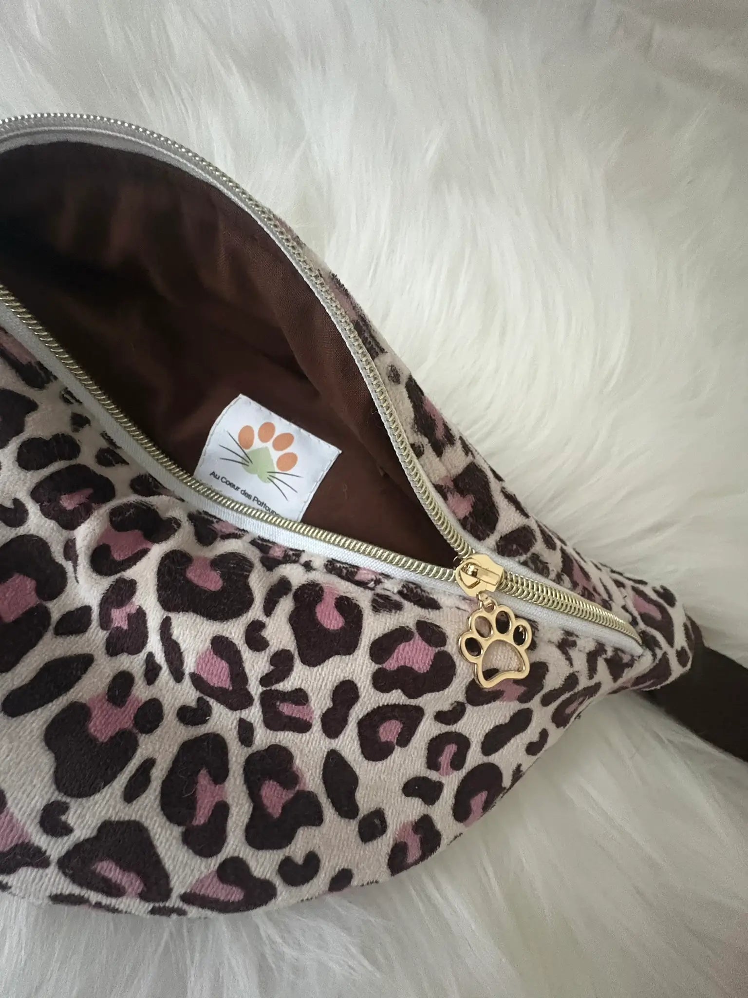 Sac banane fait main aux motifs léopards marrons et roses, avec fermeture éclair et curseurs pattes de chat dorés, doublure marron