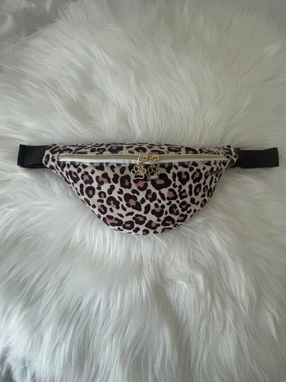 Sac banane fait main aux motifs léopards marrons et roses, avec fermeture éclair et curseurs pattes de chat dorés