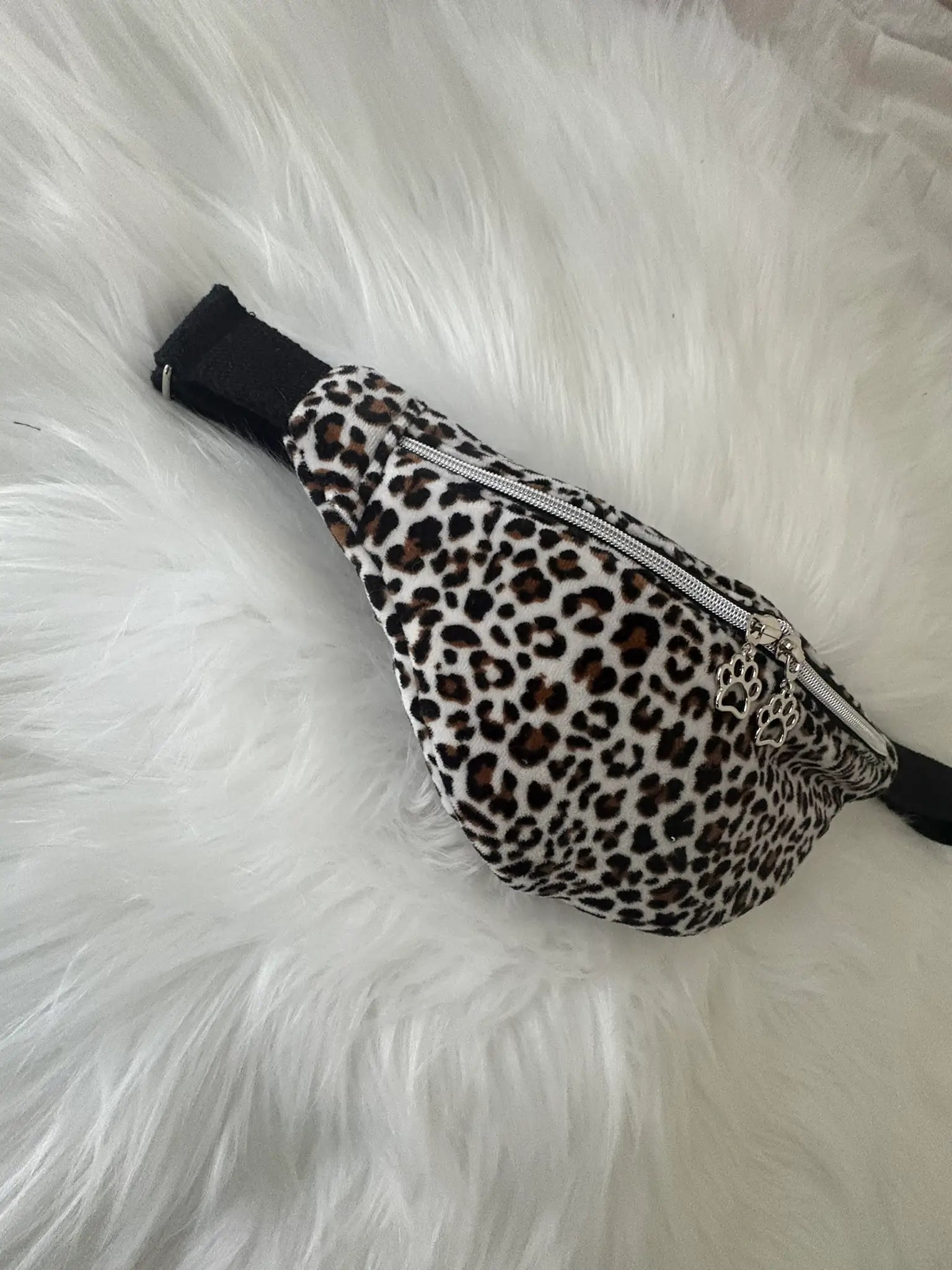 Sac banane en velours fait main aux motifs léorpards noirs et marrons, avec fermeture éclair et curseurs pattes de chat argentés