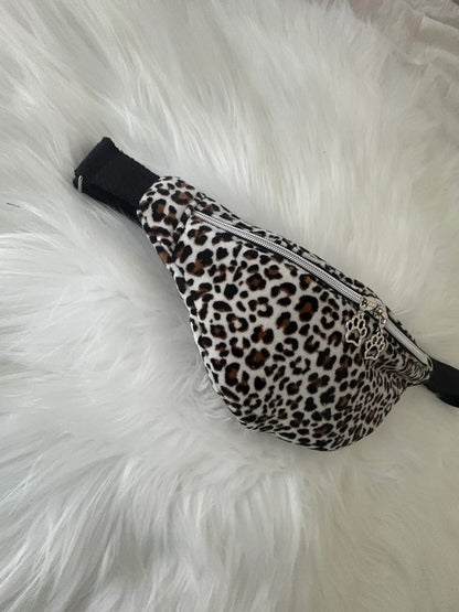 Sac banane en velours fait main aux motifs léorpards noirs et marrons, avec fermeture éclair et curseurs pattes de chat argentés