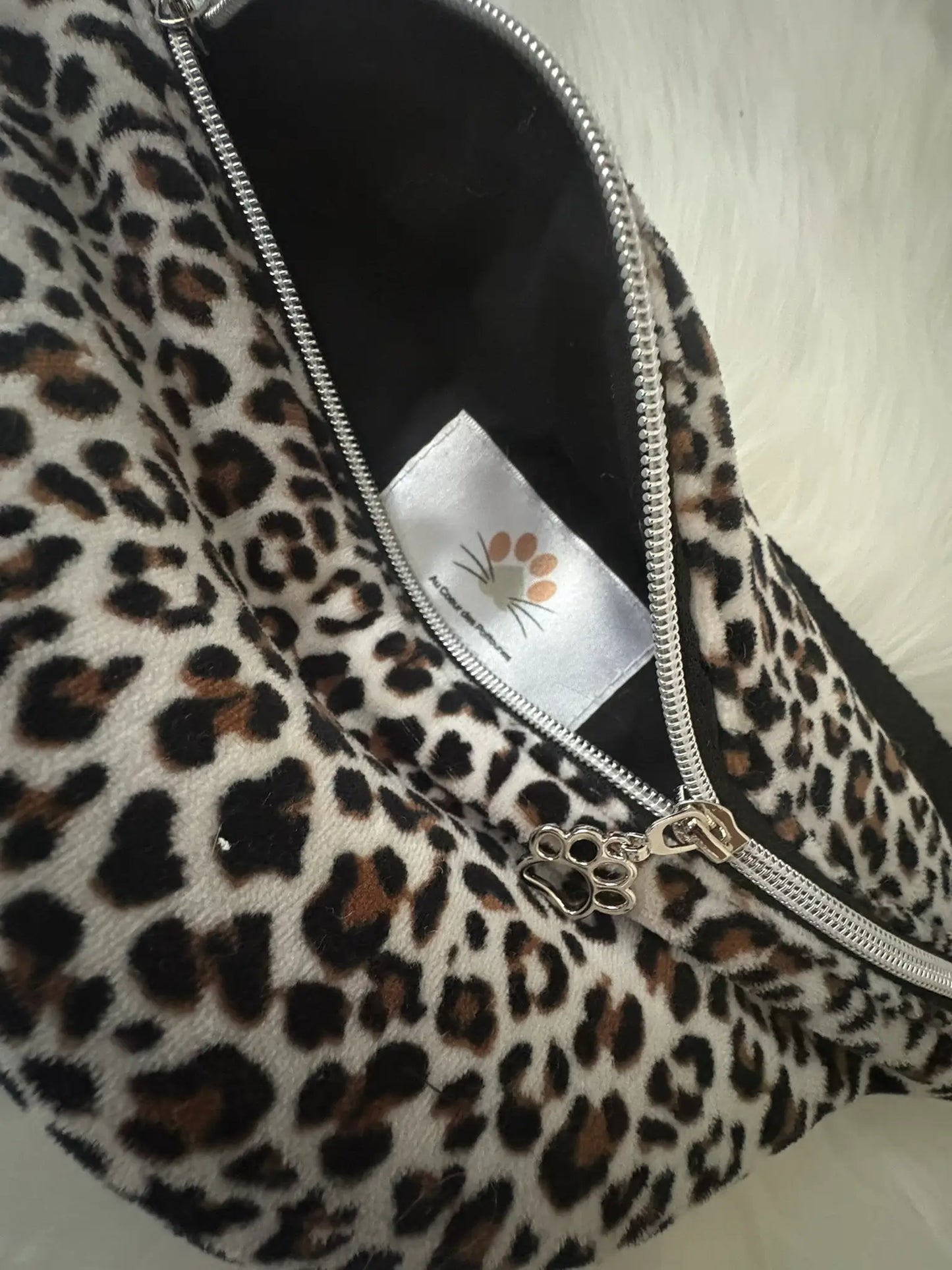 Sac banane aux motifs léopard avec doublure intérieure noire.