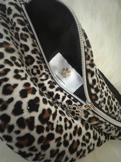 Sac banane aux motifs léopard avec doublure intérieure noire.