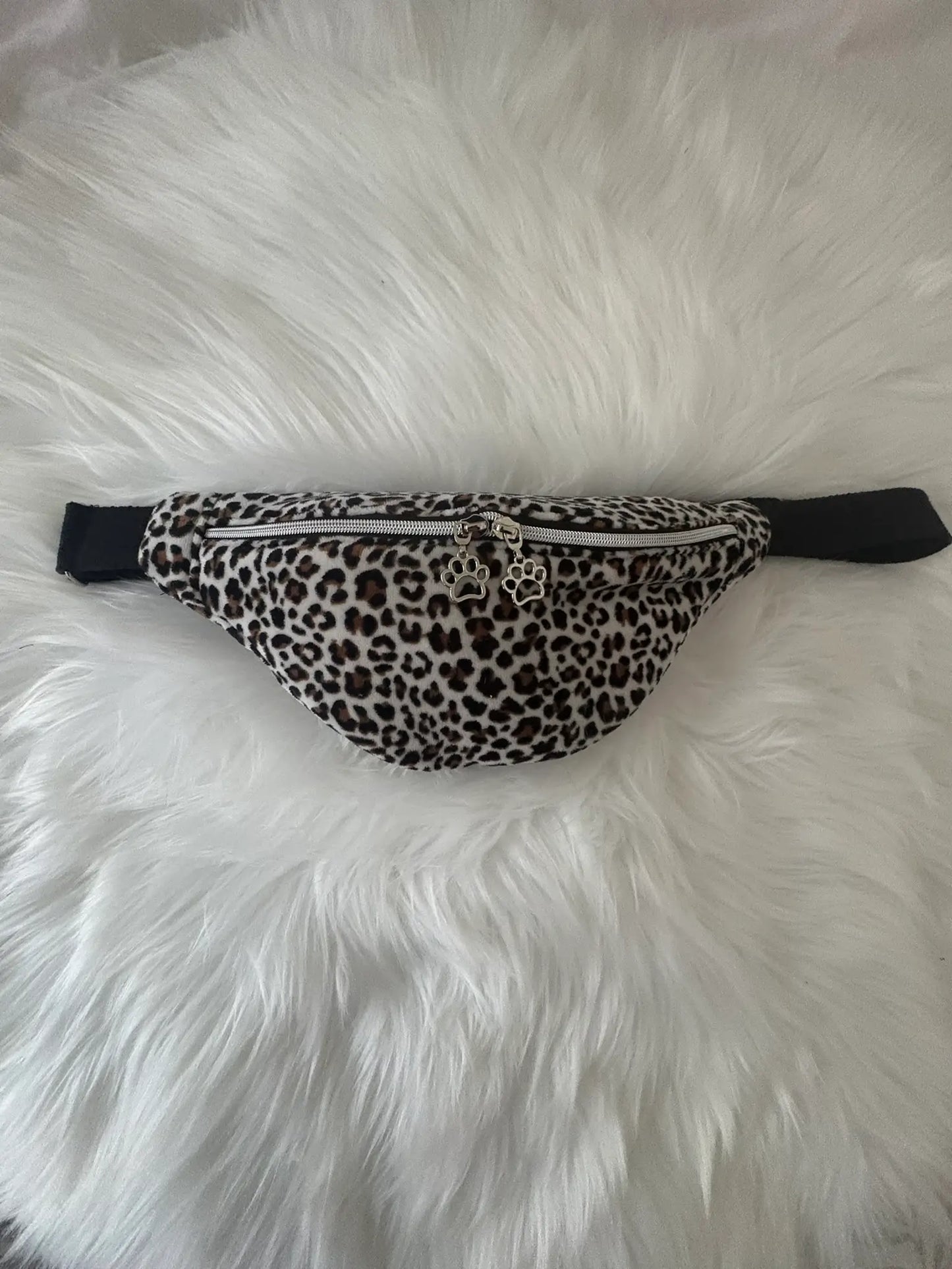Sac banane en velours fait main aux motifs léorpards noirs et marrons, avec fermeture éclair et deux curseurs pattes de chat argentés