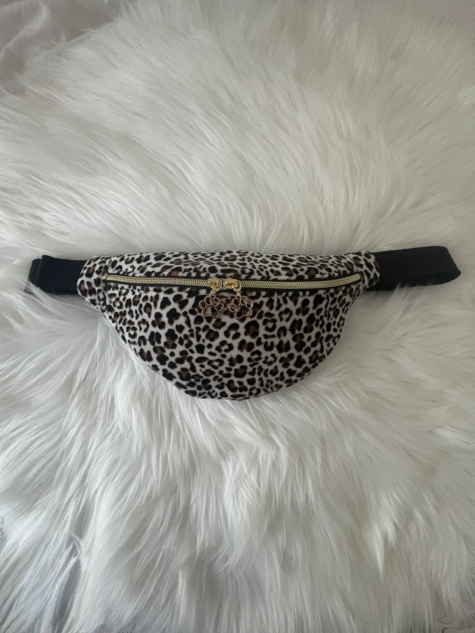 Sac banane fait main en velours aux motifs léorpards noirs et marrons, avec fermeture éclair et deux curseurs pattes de chat dorés