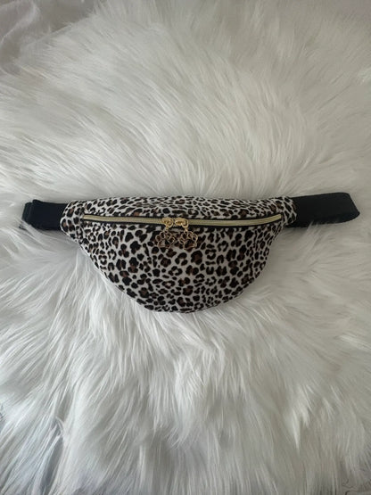 Sac banane fait main en velours aux motifs léorpards noirs et marrons, avec fermeture éclair et deux curseurs pattes de chat dorés
