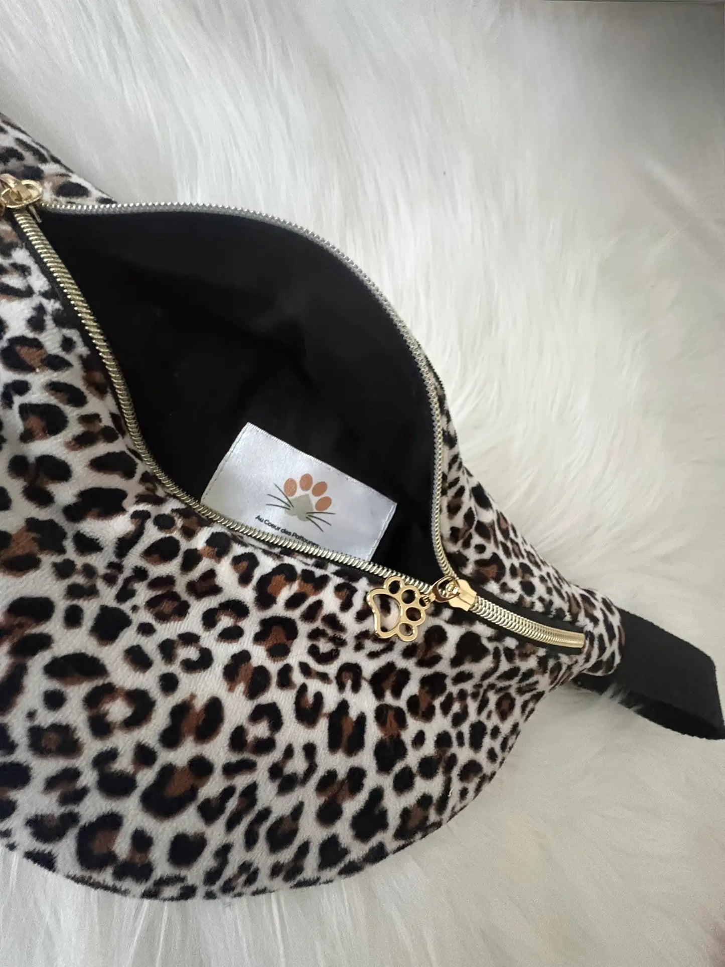Sac banane en velours fait main aux motifs léorpards noirs et marrons, avec fermeture éclair et deux curseurs pattes de chat dorés, doublure noire
