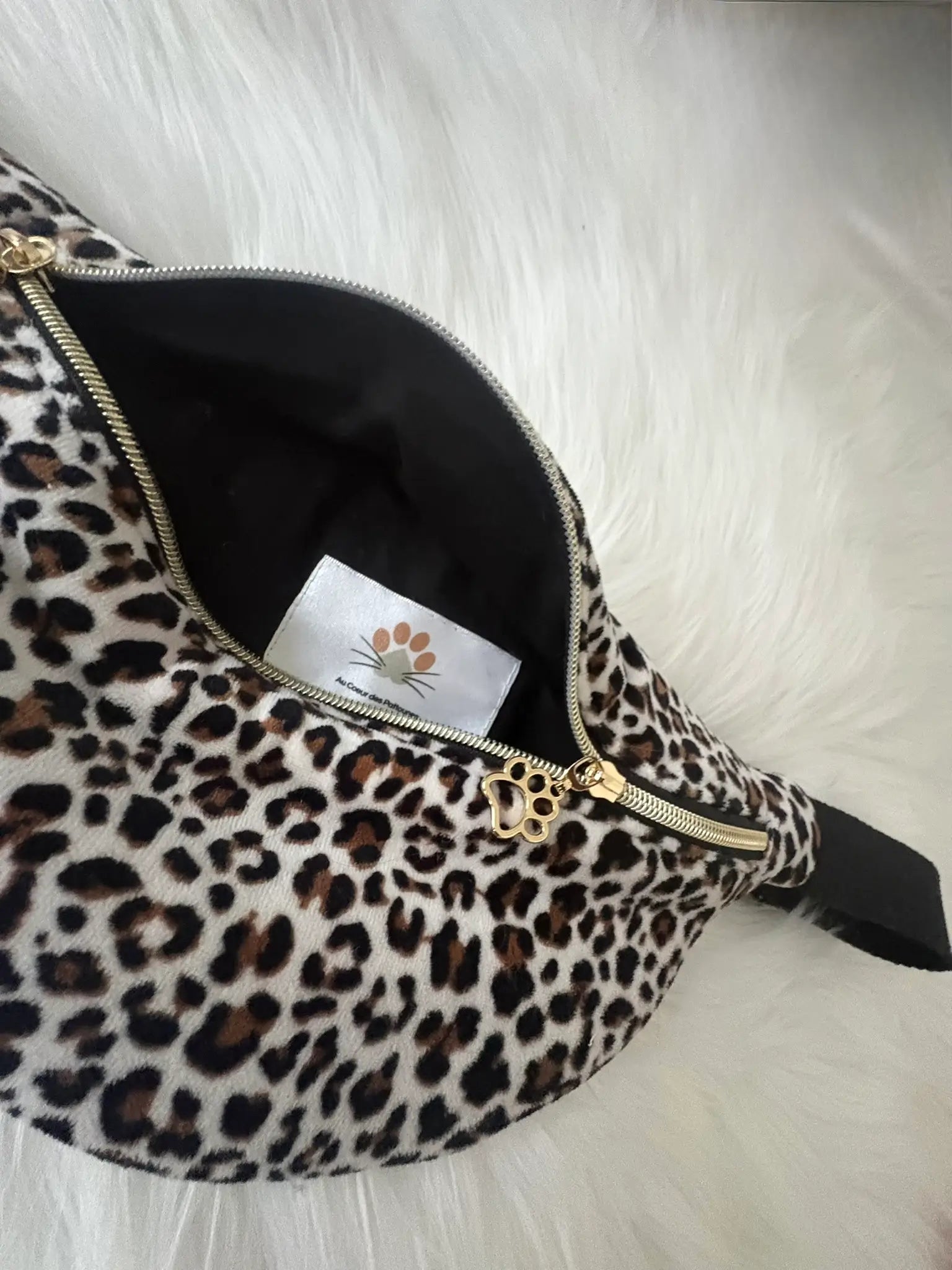 Sac banane en velours fait main aux motifs léorpards noirs et marrons, avec fermeture éclair et deux curseurs pattes de chat dorés, doublure noire