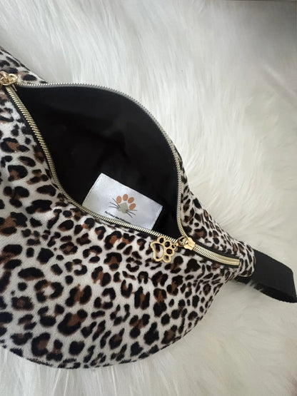 Sac banane en velours fait main aux motifs léorpards noirs et marrons, avec fermeture éclair et deux curseurs pattes de chat dorés, doublure noire