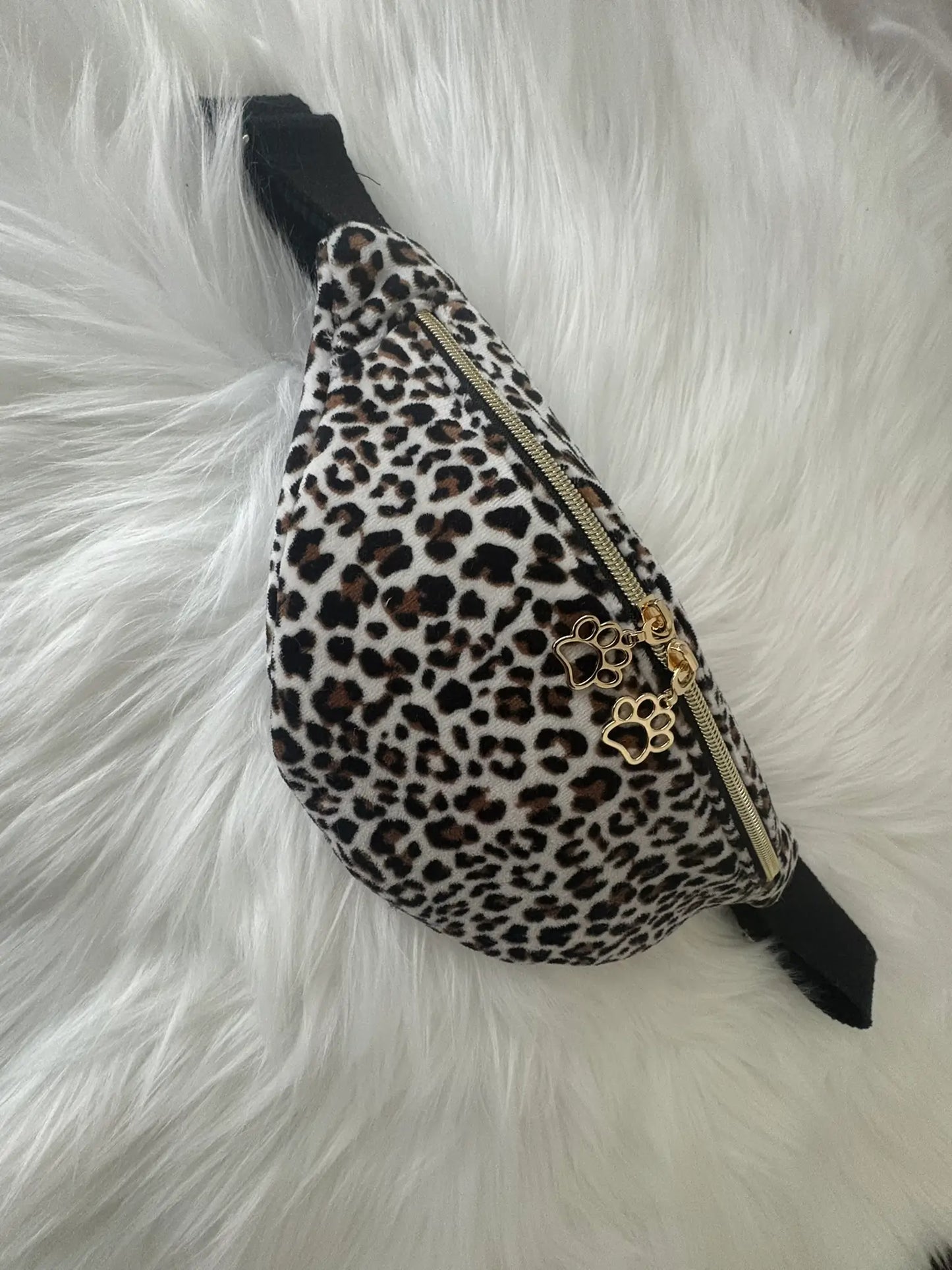 Sac banane fait main en velours aux motifs léorpards noirs et marrons, avec fermeture éclair et curseurs pattes de chat dorés