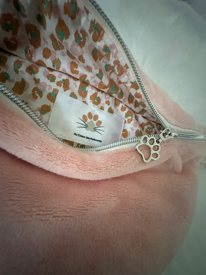 Sac banane fait main en polaire rose avec fermeture éclaire et deux curseurs pattes de chat argentés, doublure léopard jaune et marron