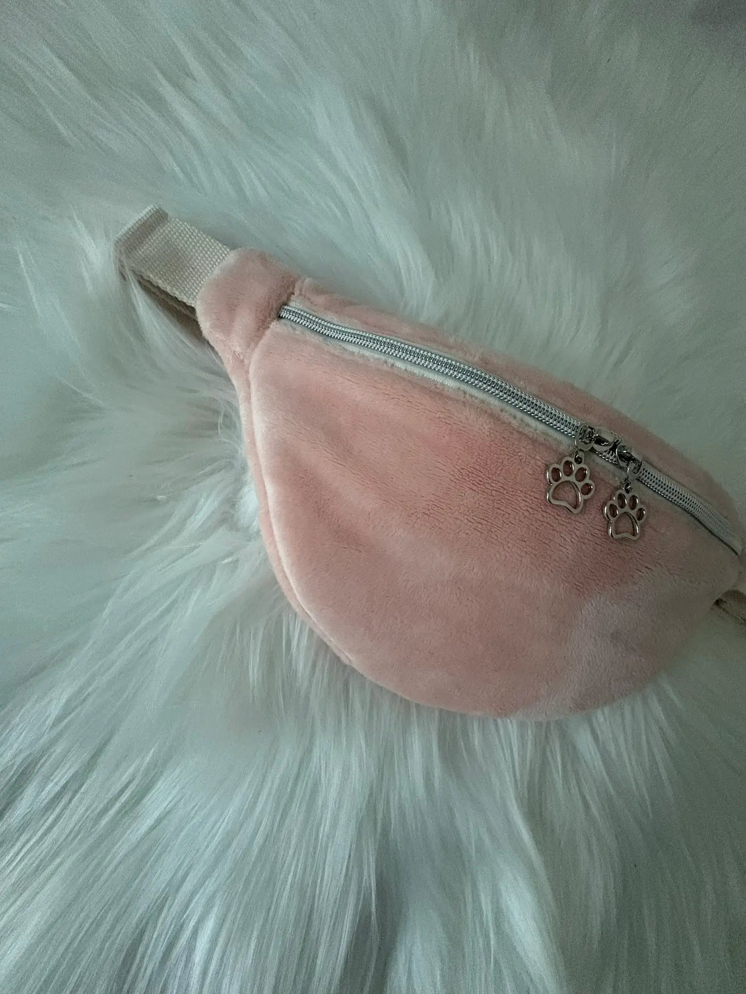 Sac banane fait main en polaire rose avec fermeture éclaire et curseurs pattes de chat argentés