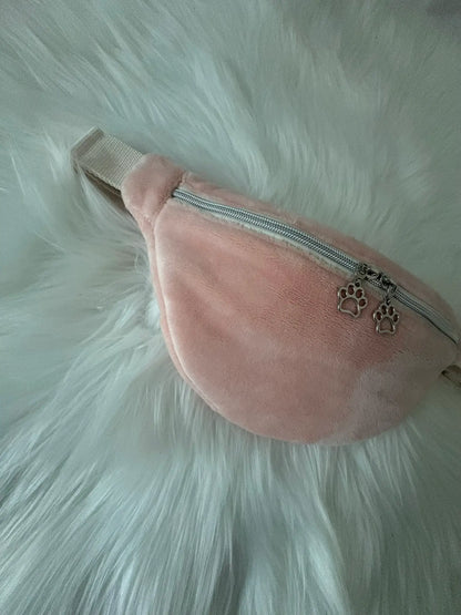 Sac banane fait main en polaire rose avec fermeture éclaire et curseurs pattes de chat argentés