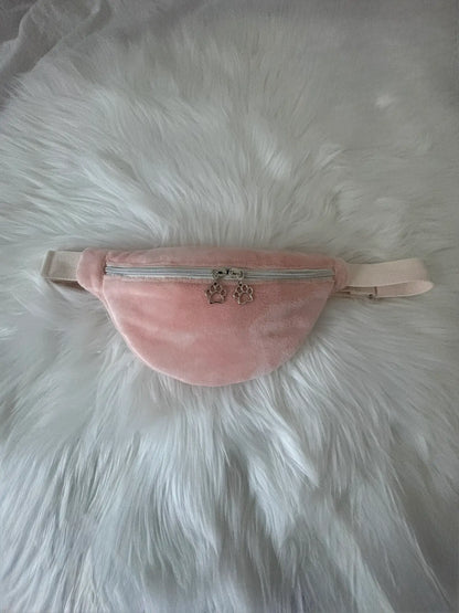 Sac banane fait main en polaire rose avec fermeture éclaire et deux curseurs pattes de chat argentés