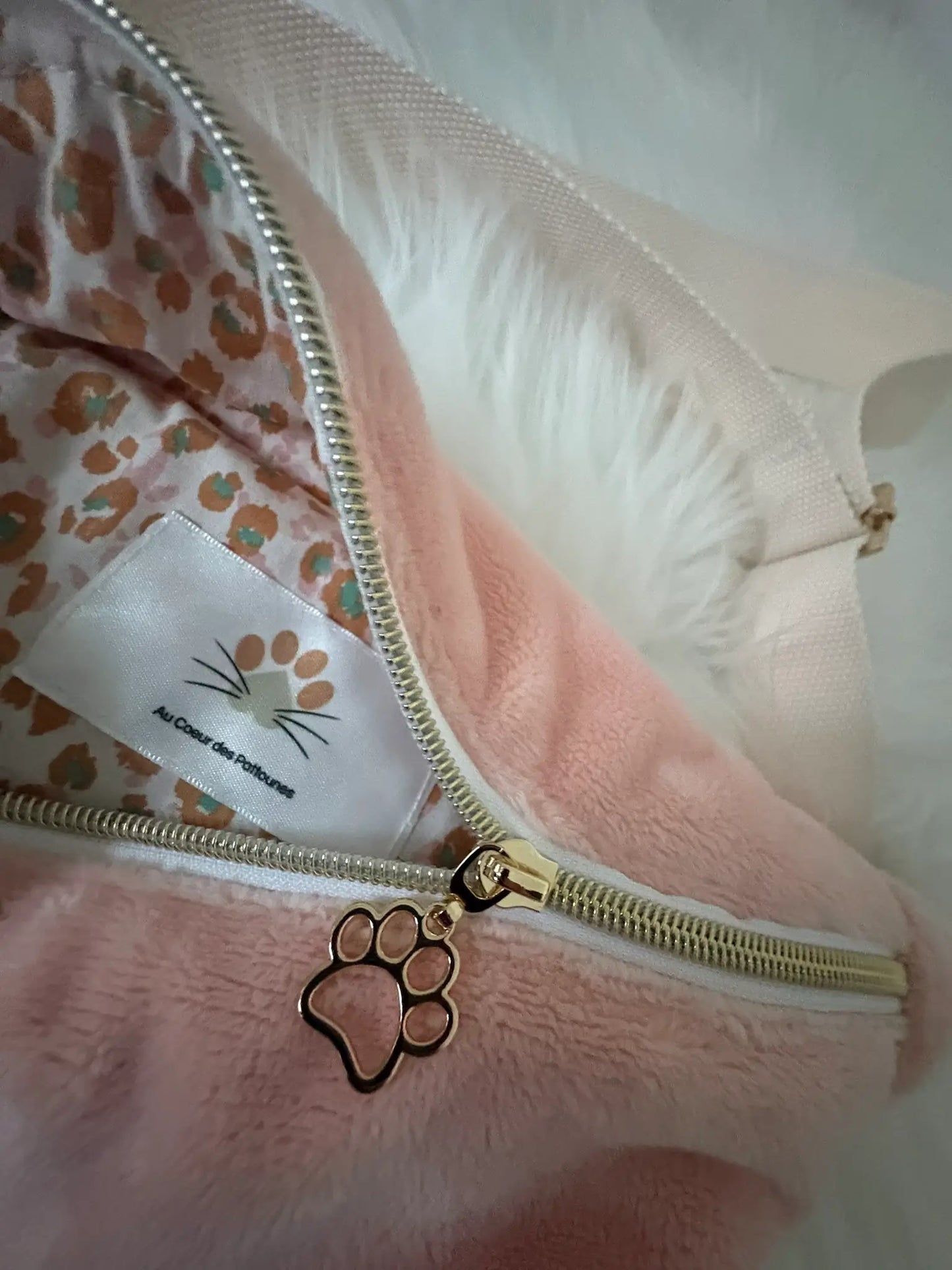 Sac banane fait main en polaire rose avec fermeture éclaire et deux curseurs pattes de chat dorés, doublure léopard jaune et marron