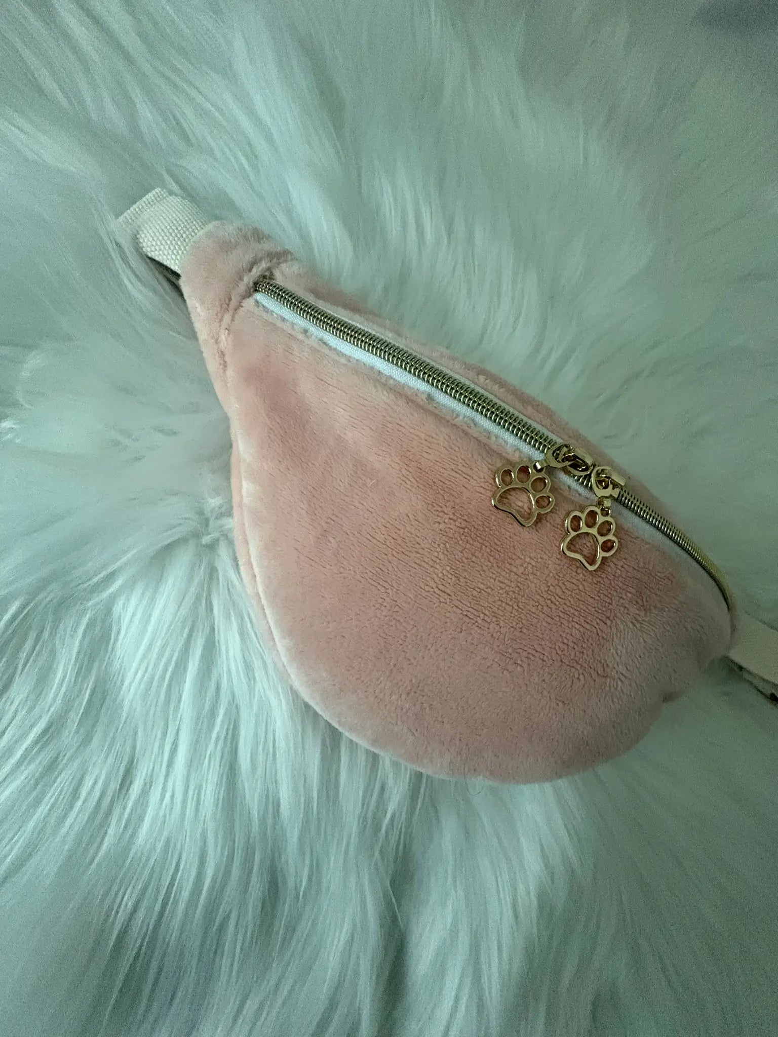 Sac banane fait main en polaire rose avec fermeture éclaire et deux curseurs pattes de chat dorés