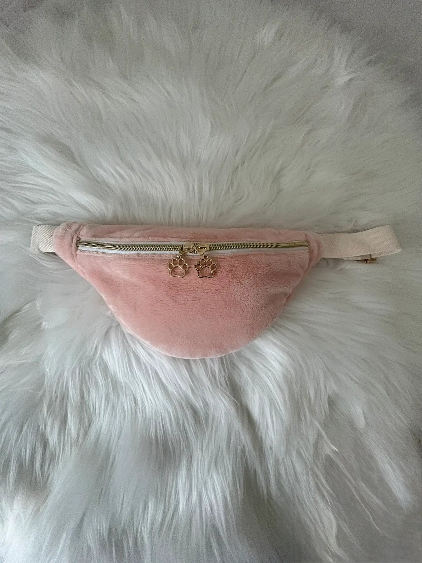 Sac banane fait main en polaire rose avec fermeture éclaire et curseurs pattes de chat dorés