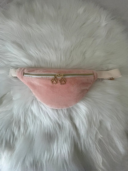 Sac banane fait main en polaire rose avec fermeture éclaire et curseurs pattes de chat dorés