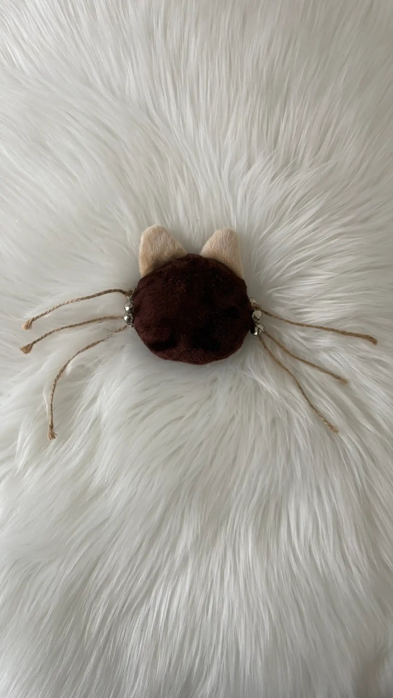 Sacha le chat, jouet pour chat marron avec oreilles beiges, avec ou sans herbes à chat. Cordes et grelots.
