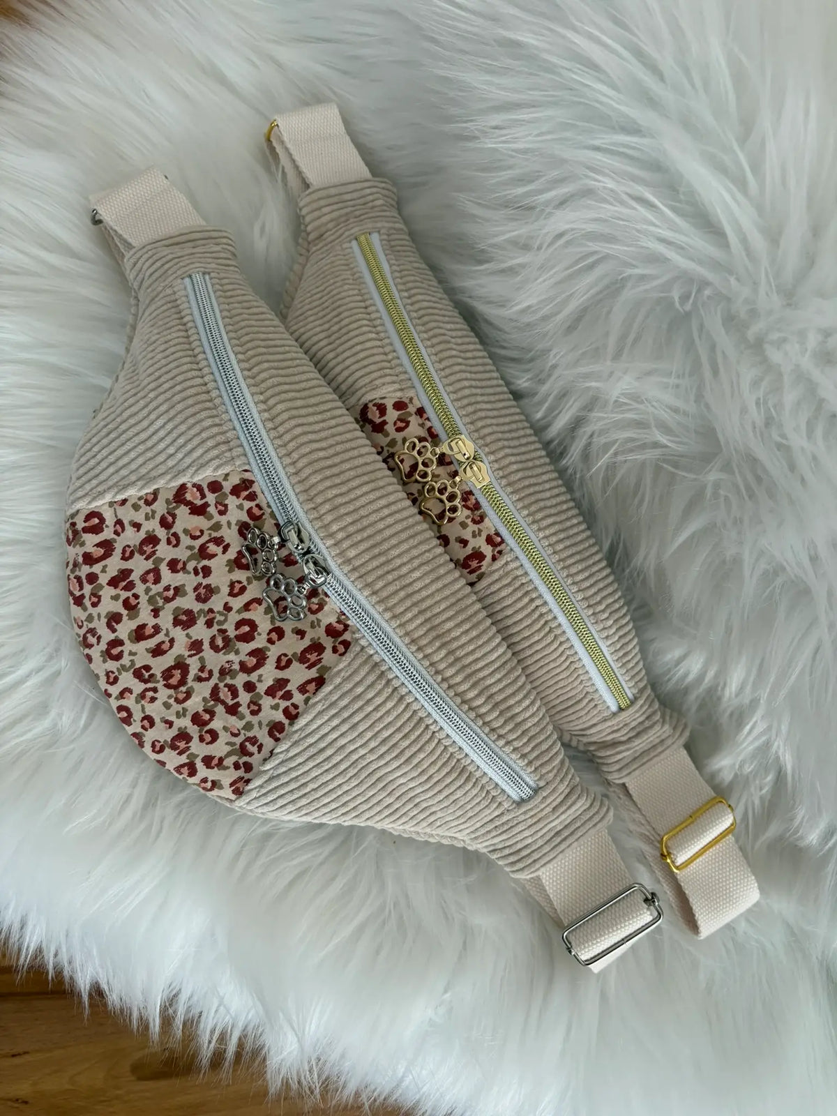 Deux versions de sacs bananes en velours côtelé beige avec découpe léopard, finitions au choix dorée ou argentée