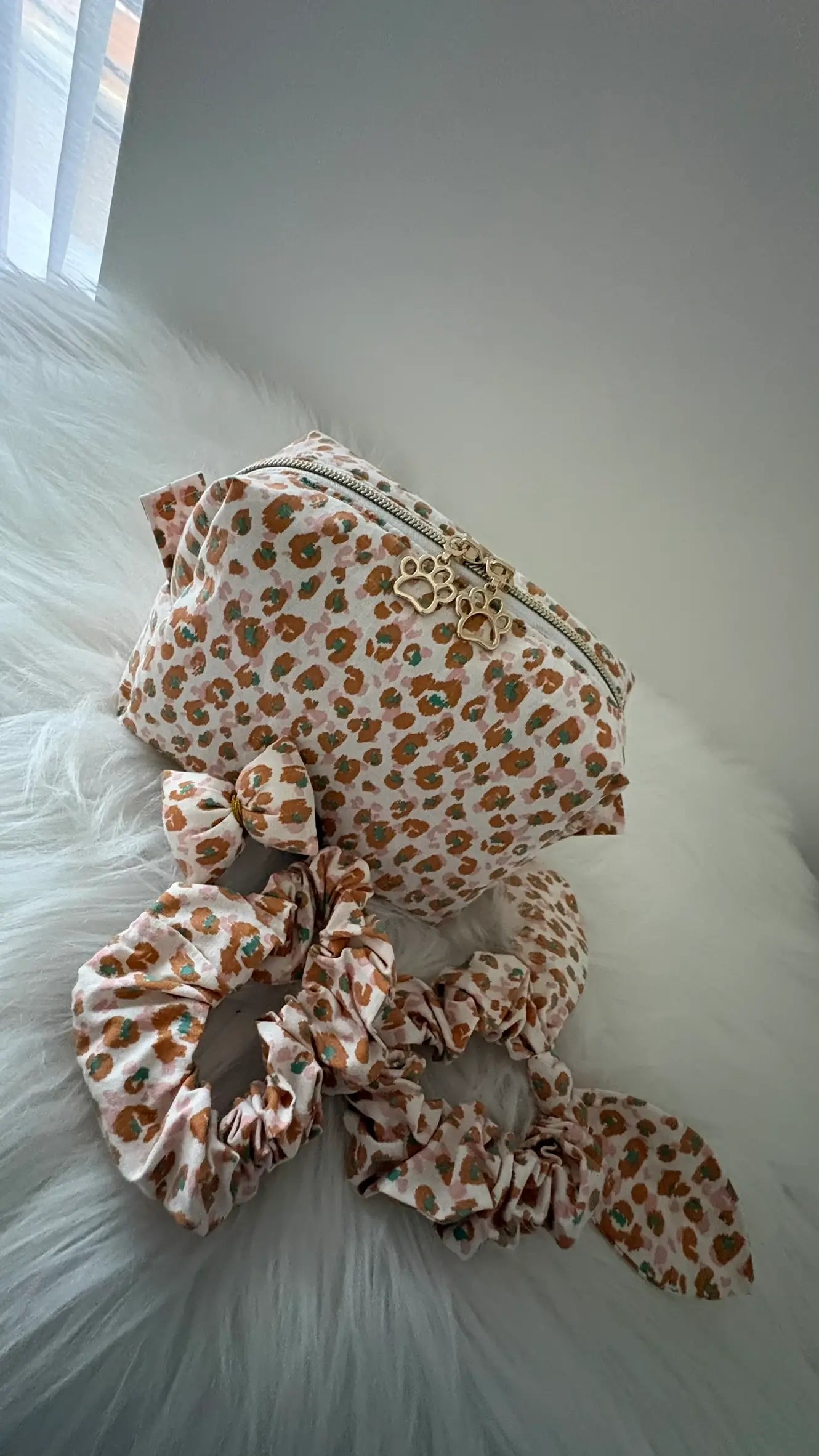 Ensemble de trousse à maquillage avec détals dorés et accessoires cheuveux faits mains à composer