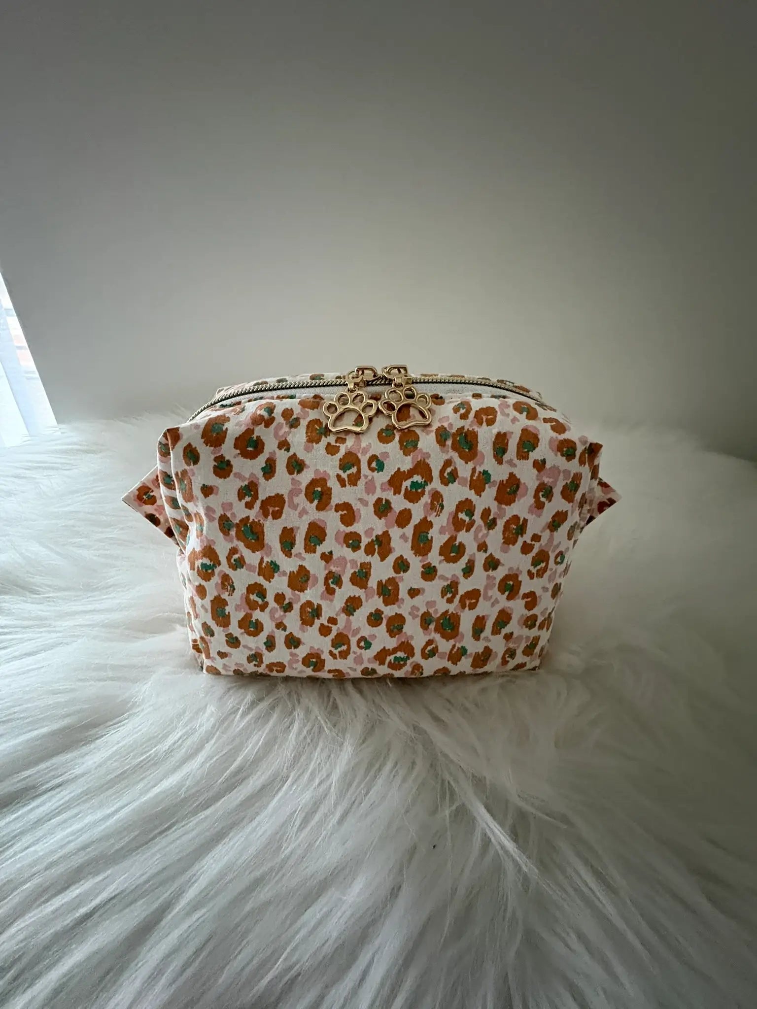 Trousse à maquillage faite main aux motifs léopards jaunes et marrons, avec fermeture éclair et ses deux curseurs dorés pattes de chat