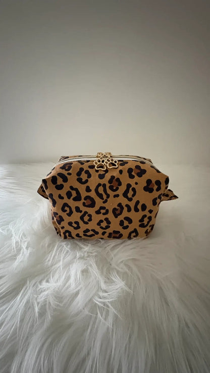 Trousse à maquillage artisanale à motifs léopard marron, avec fermeture éclair et deux curseurs pattes de chat dorés
