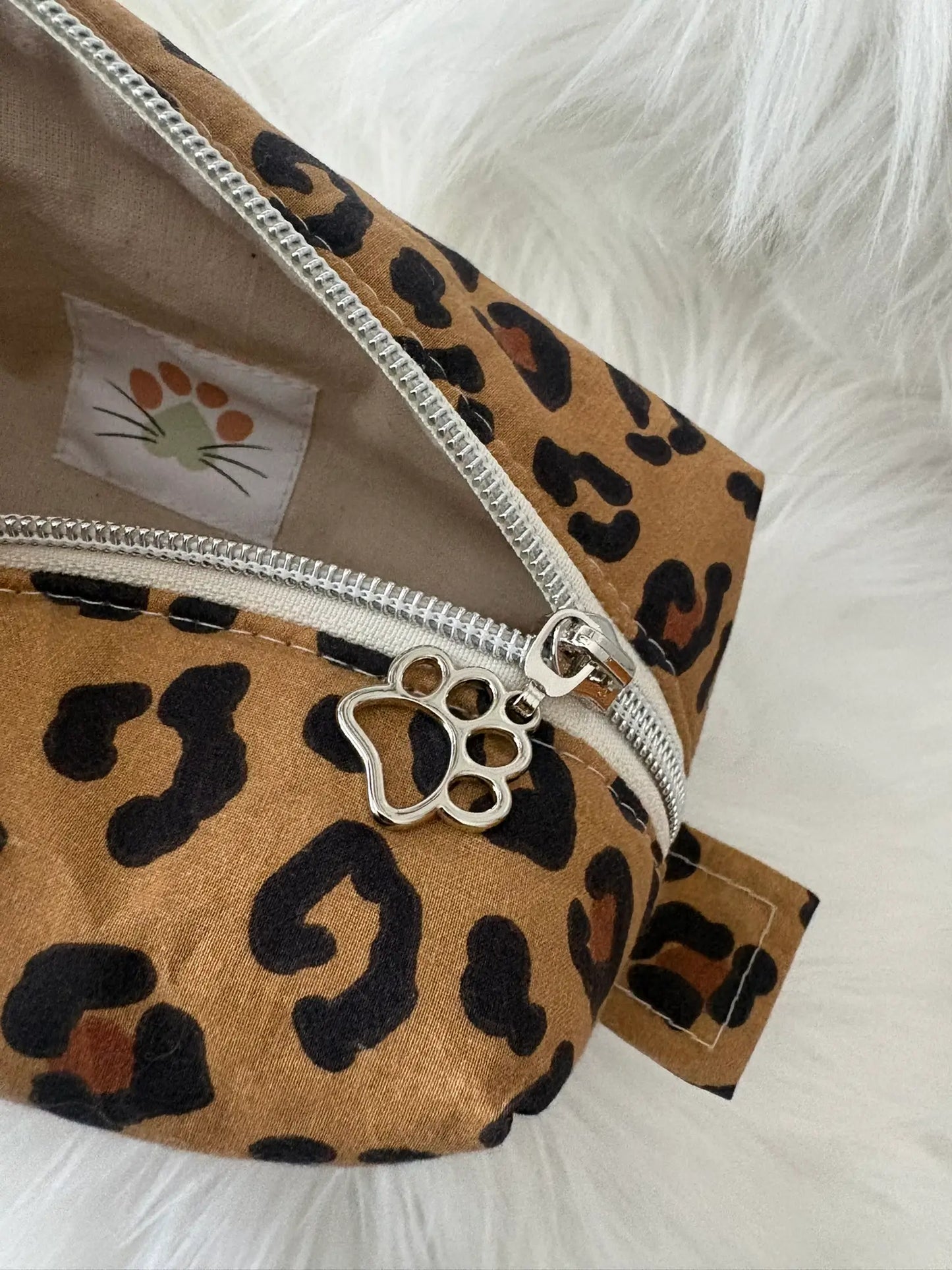Trousse à maquillage artisanale à motifs léopard marron, avec fermeture éclair et deux curseurs pattes de chat argentés vue intérieure