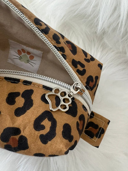 Trousse à maquillage artisanale à motifs léopard marron, avec fermeture éclair et deux curseurs pattes de chat argentés vue intérieure